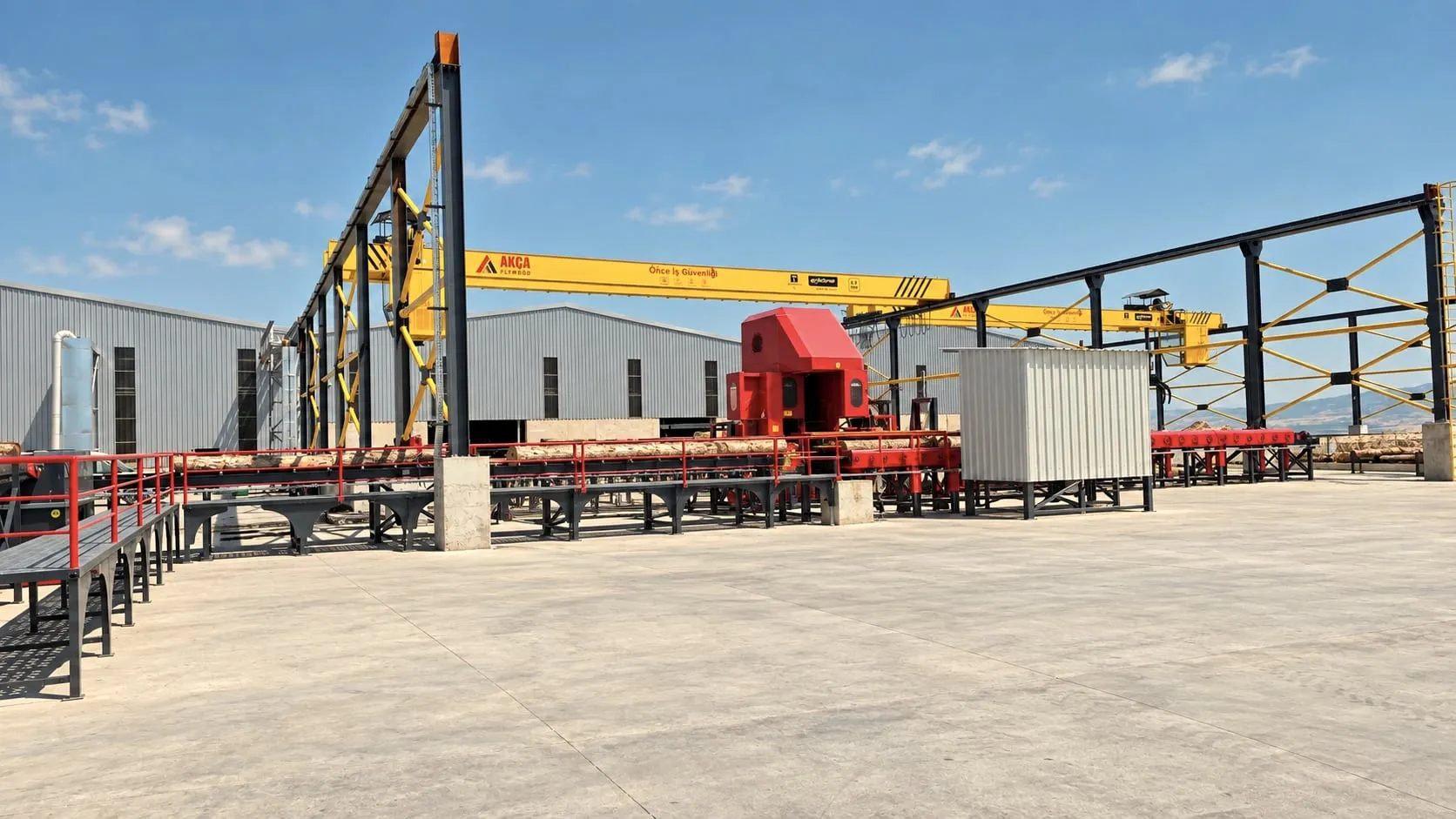 Çorum OSB’deki ikinci fabrikanın tomruk hattı ve gezer vinçleri