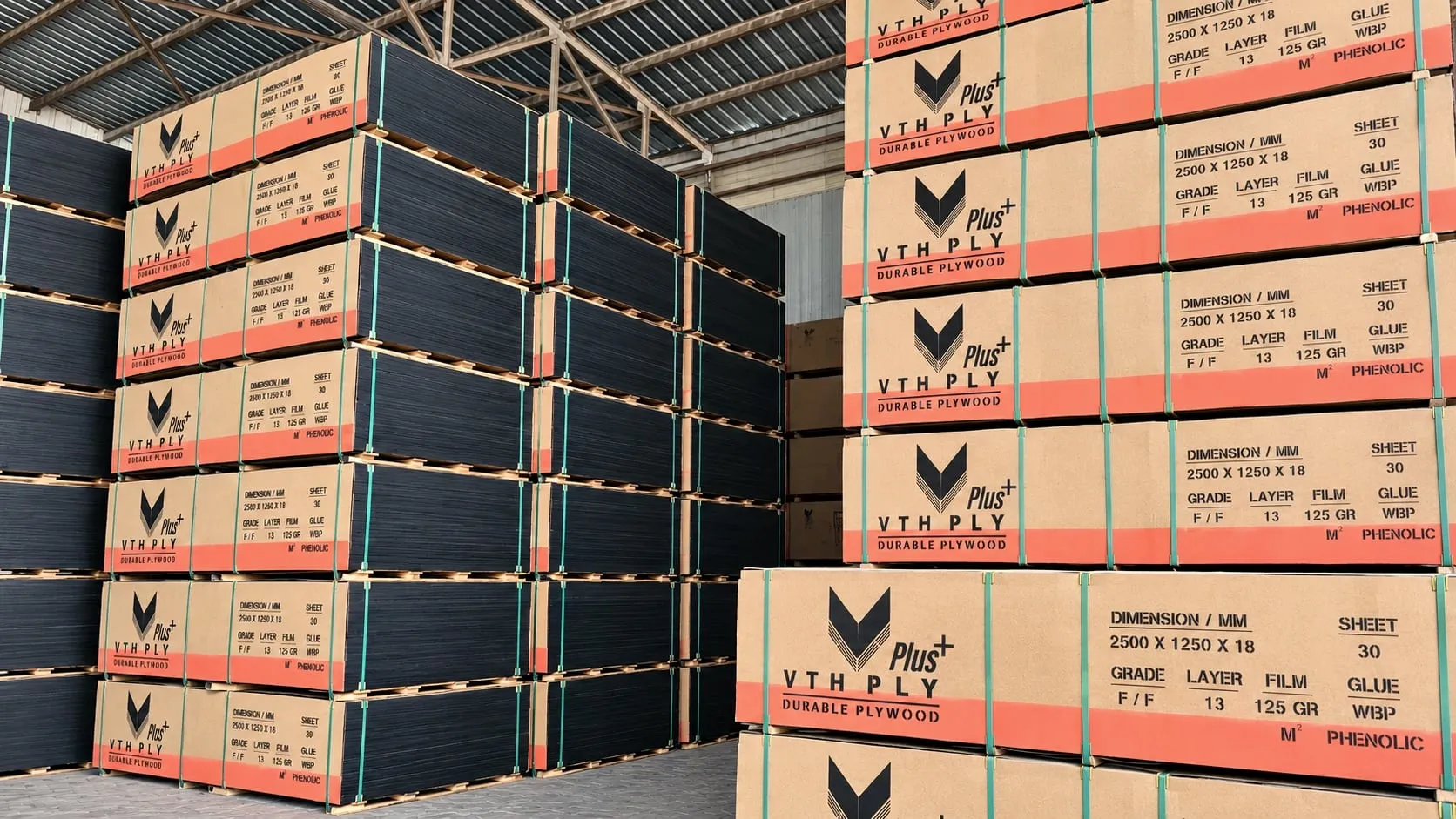 منصات بلايوود VTH PLY المغلف بالفيلم مكدسة في المستودع وعليها الملصقات